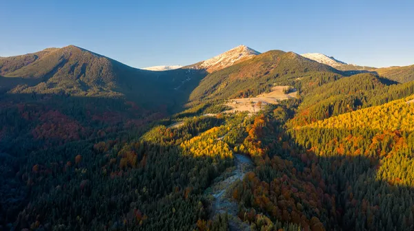 Осінь в горах, дивовижний пейзаж — стокове фото