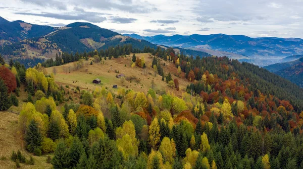 Outono na montanha, incrível paisagem — Fotografia de Stock