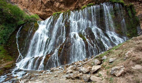 Kapuzbashi Şelalesi, Türkiye. Dağın eteğindeki nehir.