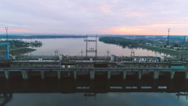 Images aériennes de drones, Barrage avec de l'eau courante sur la rivière. Barrage hydraulique et lac réservoir générant de l'hydroélectricité énergie renouvelable. Centrale hydroélectrique, hydroélectricité. — Video