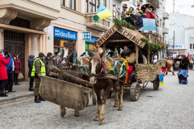 Krasnoilsk, Ukrayna - 14 Ocak 2020: Malanka Malanca 'nın eski pagan ritüeli, bekar erkekler tarafından icra edildi.