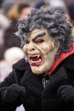 Krasnoilsk, Ukrayna - 14 Ocak 2020: Malanka Malanca 'nın eski pagan ritüeli, bekar erkekler tarafından icra edildi.