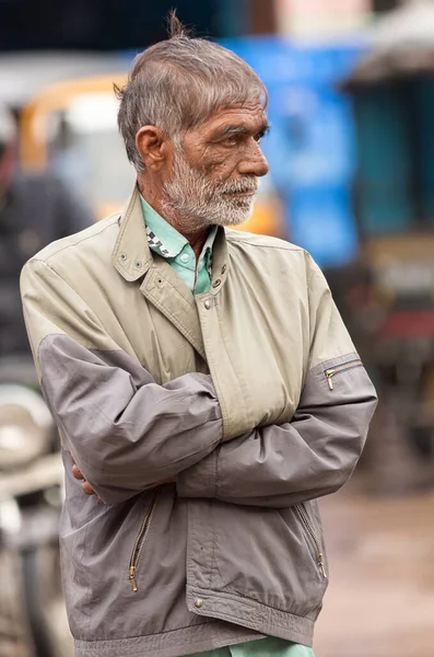 2020年11月，印度海得拉巴的街头清扫工在印度街头拍摄照片 — 图库照片