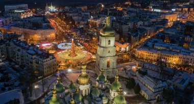 Ukrayna, Kyiv 'deki Sophia Meydanı' nda güzel bir Noel manzarası. Ana Kyivler 'in Yeni Yıl ağacı ve arka planda Aziz Sophia Katedrali