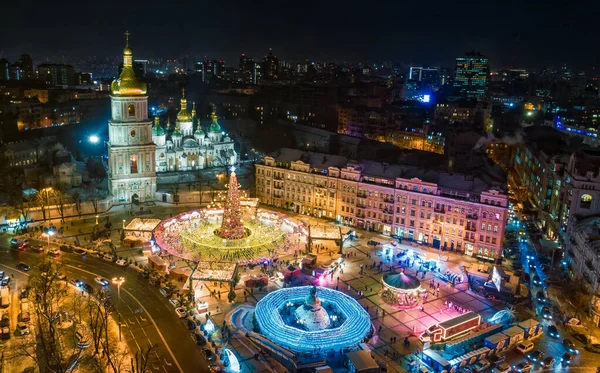 우크라이나, 키예프에 있는 소피아 광장에서 크리스마스의 아름다운 광경. 키프스 새해 트리와 성 소피아 대성당의 배경 풍경 스톡 사진