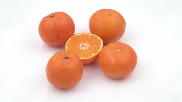 Fresh wet tangerines on white plate rotate background. Top view — Vídeo de Stock