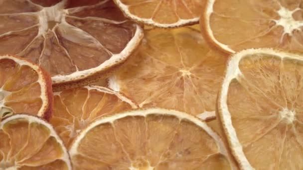 La caries, la rebanada de naranja se pudre, el moho y las bacterias, la fruta rápidamente se vuelve pequeña y arrugada, T — Vídeos de Stock