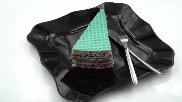 Домашня їжа, вафельний торт лежить на чорній тарілці — стокове відео