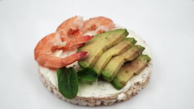 Avokado ve karides bruschetta veya tost closeup görünümü. Lezzetli yemekler