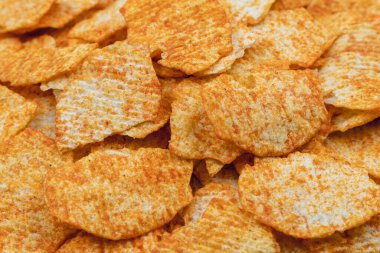 Patates cipsi. Cam kasedeki cipsler bira için ya da doğal ahşap masada bira için iyidir. Bira festivali, bar, restoran reklamı için iyi. Yiyecek ve içecek fotoğrafçılığı. Makro yüksek çözünürlüklü fotoğraf