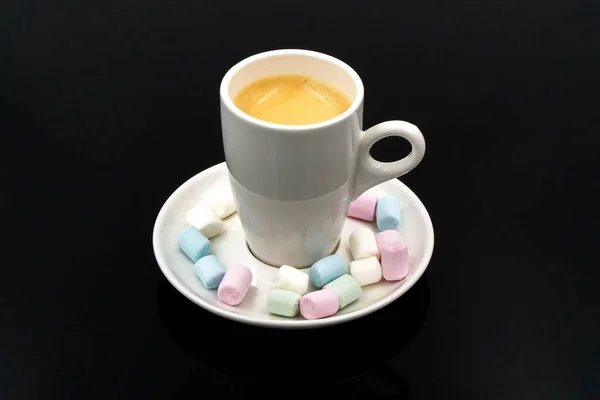 白いカップと小さなマシュマロでコーヒー。トルコのコーヒー、暗色の背景のマシュマロ。接近中だ。マシュマロとコーヒー豆2杯 — ストック写真