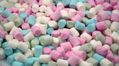 Şekerlemeler kalp şeklinde pembe ve beyazdır. Video üst görünümü kapat.