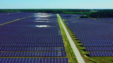 Yeni bir güneş çiftliğinin üst görüntüsü. Modern fotovoltaik güneş panelleri. Güneşten yenilenebilir ekolojik enerji kaynağı. Hava görünümü.