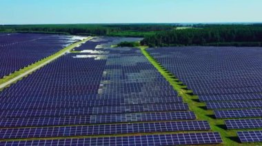 Yeni bir güneş çiftliğinin üst görüntüsü. Modern fotovoltaik güneş panelleri. Güneşten yenilenebilir ekolojik enerji kaynağı. Hava görünümü.