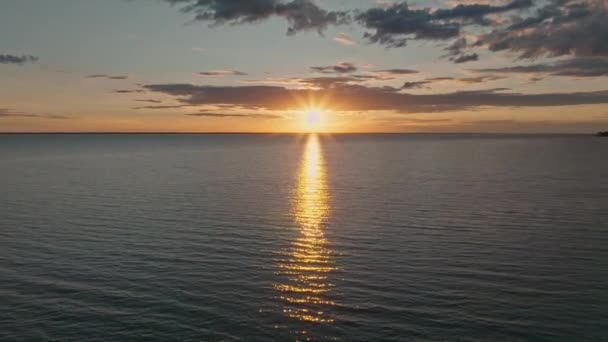 Tropický Zlatý Západ Slunce Nad Mořskou Vodou Zpomalený Letecký Pohled — Stock video