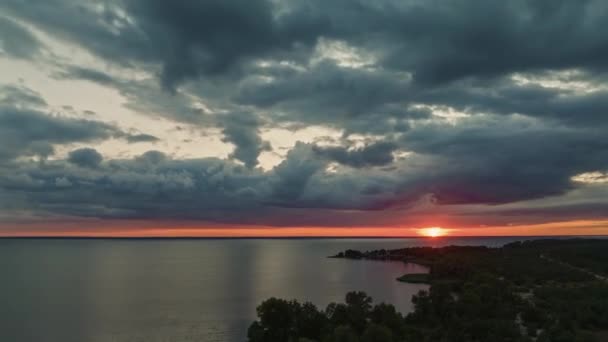 Όμορφο Τοπίο Timelapse Ένα Ηλιοβασίλεμα Πάνω Από Θάλασσα Πλούσια Σύννεφα — Αρχείο Βίντεο