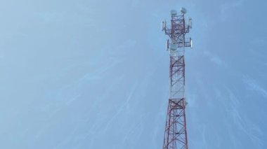Telekomünikasyon kulesi gsm, 3G, 4G ve 5G hücre ağları için yayın antenleri taşıyor. İletişim konsepti cep telefonu aktarma kulesi.