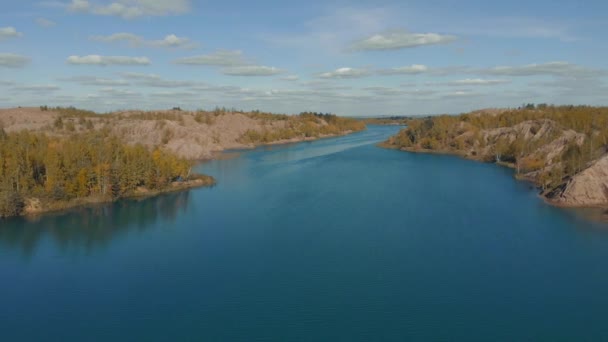 Dron przelatuje nad błękitną rzeką. Piękny krajobraz z meandrem rzeki. Lecąc nad błękitnym jeziorem. Scena dzikiej przyrody — Wideo stockowe