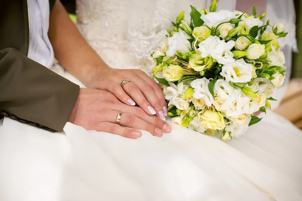 Anéis de casamento e buquê de flores — Fotografia de Stock