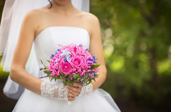 Noiva segurando buquê rosa — Fotografia de Stock