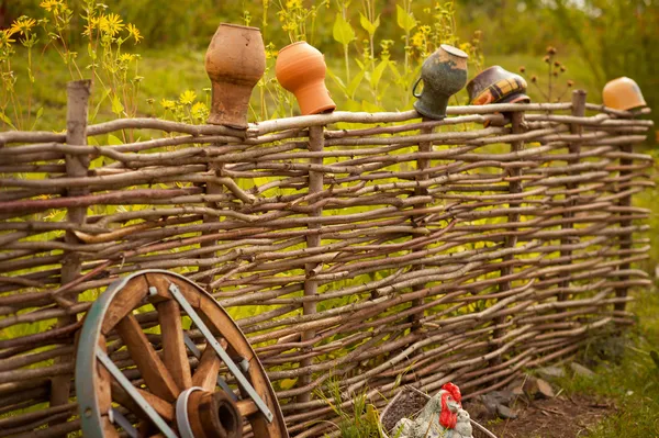 Pots artisanaux sur la clôture — Photo