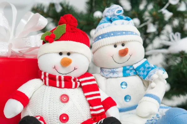 Handmade snowmen under Christam tree — Stock Photo, Image