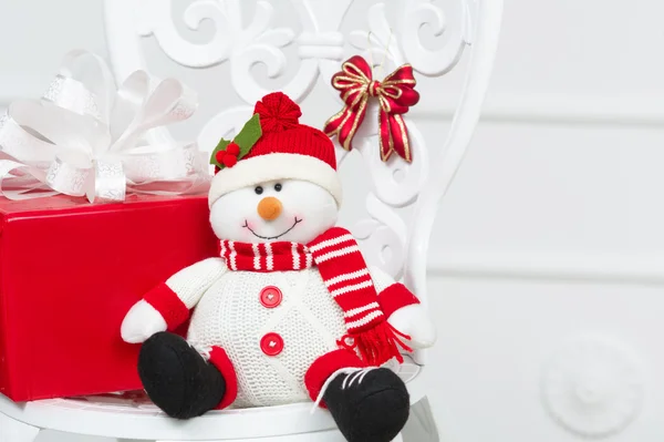 Bonhomme de neige décoratif souriant avec boîte cadeau — Photo