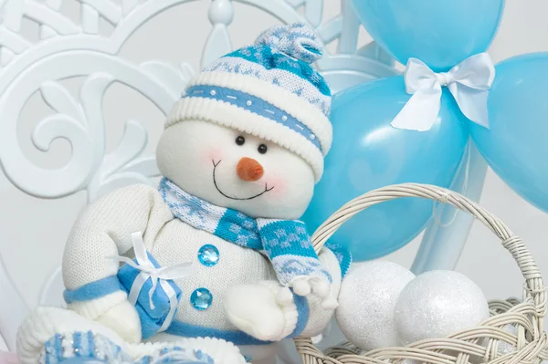 Sneeuwpop decoratie met blauwe ballonnen — Stockfoto