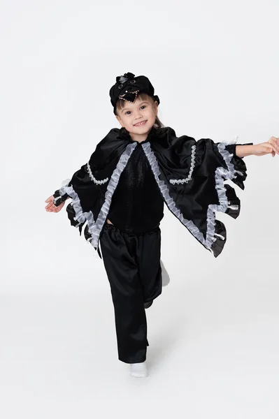 Flicka i karneval kostym av en svart kråka黒いカラスのカーニバルの衣装の女の子 — ストック写真