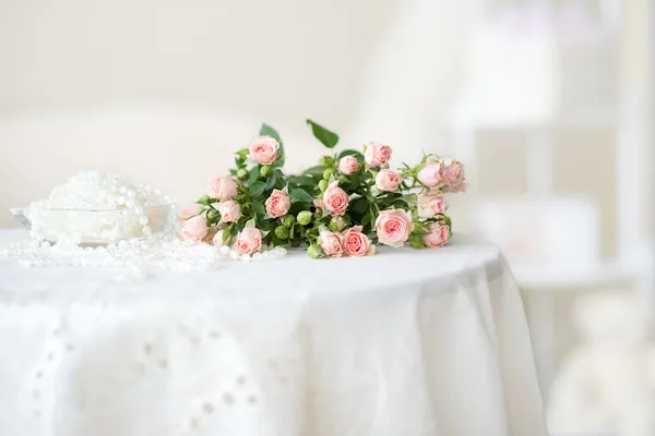 Rozen op tafel — Stockfoto