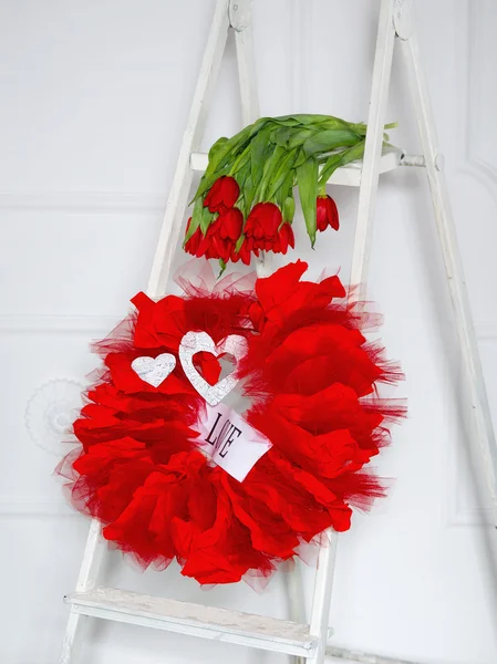爱的花环和红色花朵 — 图库照片