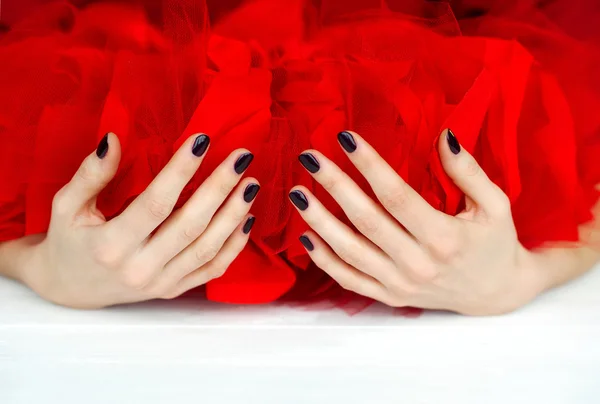 Dark fingernails and red veiling — Stock Photo, Image