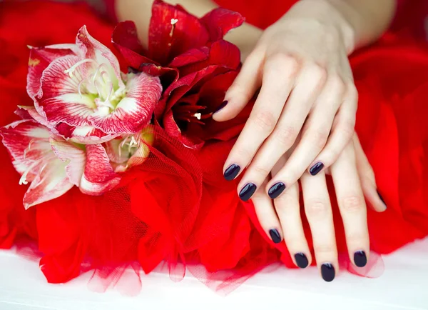 Kuur voor vrouw handen met bloemen — Stockfoto