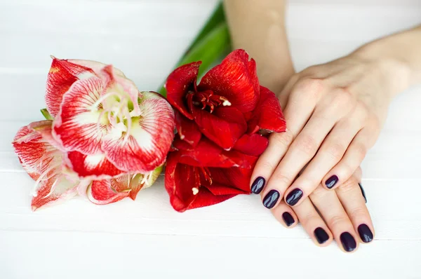 Spa-behandling för kvinna händer med vackra blommor — Stockfoto