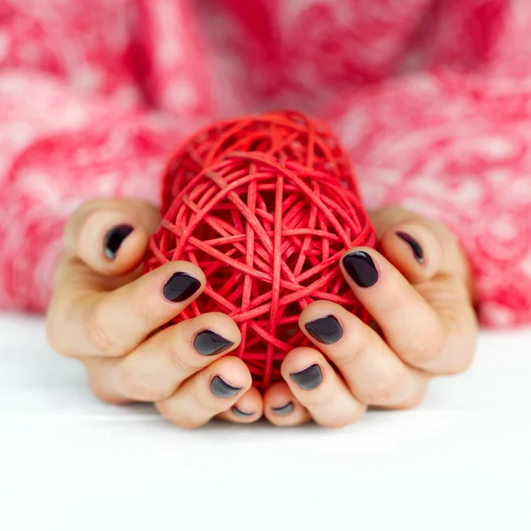 Moda manicura escura em closeup rosa — Fotografia de Stock