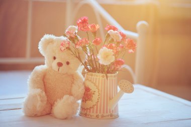 oyuncak ayı ve pembe çiçekler ile natürmort