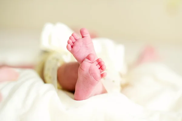Los pies pequeños del bebé — Foto de Stock