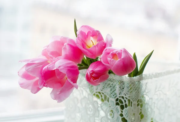 Tulipanes rosados en la caja de encaje — Foto de Stock