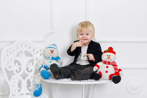 Affascinante bambino con pupazzi di neve — Foto Stock