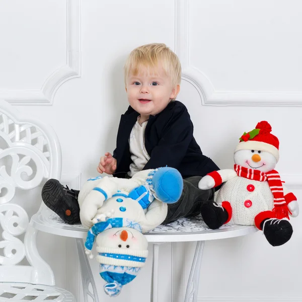 Adorable little boy with snowmen — Stock Photo, Image