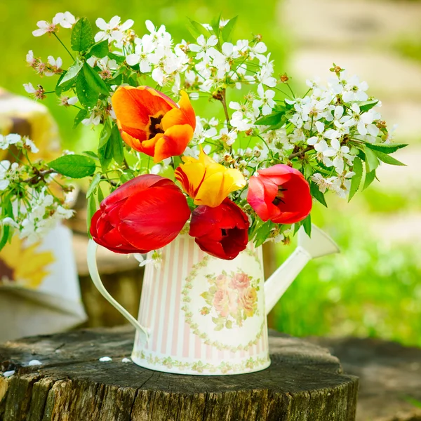 Stilleben med blommor i långtidsvattnande kruka — Stockfoto