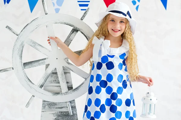 Letní dívka v námořnickém stylu šaty — Stock fotografie