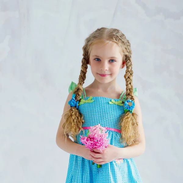 Portrait of a beautiful girl with pink flowers — Stock Photo, Image