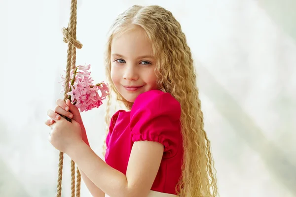 Retrato de uma menina elegante com flores rosa — Fotografia de Stock