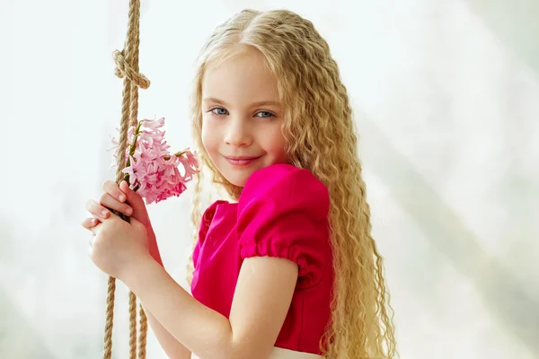 Ritratto di una ragazza elegante con fiori rosa — Foto Stock