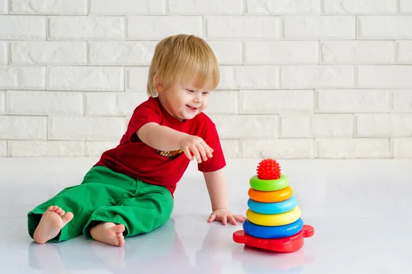 Kid and toy pyramid — Stock Photo, Image