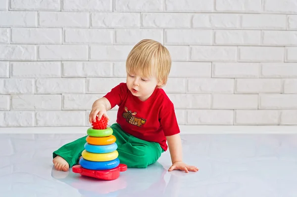 Kid and nesting blocks — Stock Photo, Image