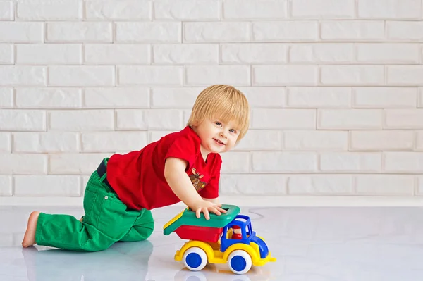 Ragazzo che gioca con un'auto giocattolo — Foto Stock