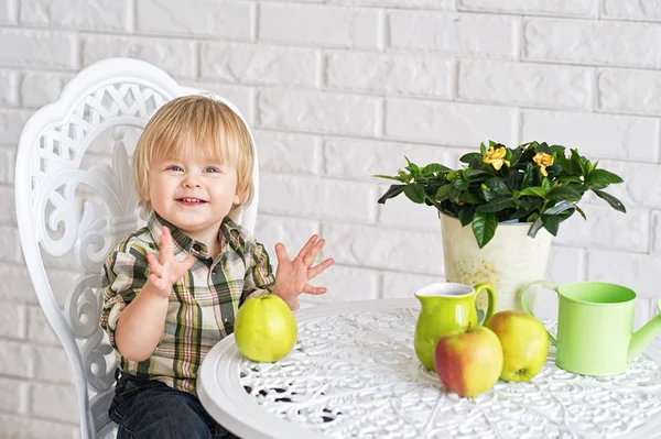 Glücklicher Junge und Äpfel — Stockfoto
