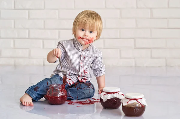 Ragazzo che mangia marmellata di fragole — Foto Stock